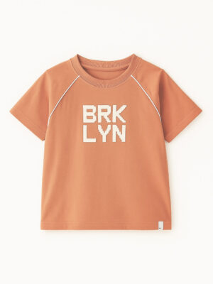 R01J Remera con estampa y vivo varon BRKLYN